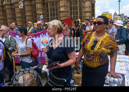 London, Großbritannien. 14. Juli 2018. Demonstranten im Alten Schloss Hof versammelt, die friedlich zu protestieren, indem Sie mit der rechten gegen rechte Gruppen Unterstützung der Kampagne ehemalige EDL leader Tommy Robinson zu freien gefangengesetzt und Unterstützung Präsident Trumpf. . Nach einigen Eröffnungsreden die Organisatoren versucht hinter dem Stand bis zu Raci-Kredit bis März: Peter Marschall/Alamy leben Nachrichten Stockfoto