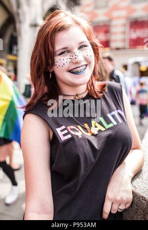 München, Bayern, Deutschland. 14. Juli 2018. Eine Jugend Teilnehmer an der Münchner CSD 2018 trägt ein Shirt mit Gleichheit, die auf ihm gedruckt. Unter dem Banner des "Bunt ist die neue weiss blau'' (diverse - Bunt ist das neue Weiß Blau) und Capping aus neun Tage der Pride Week, eine rekordverdächtige 134 Gruppen und tausende von Anhängern über 4,5Km in der Münchner jährlich Christopher Street Day Parade marschierten. Credit: ZUMA Press, Inc./Alamy leben Nachrichten Stockfoto