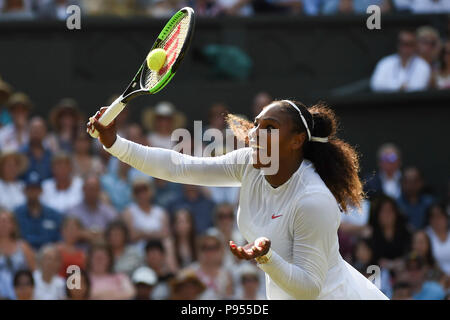 (180715) - LONDON, 15. Juli 2018 (Xinhua) - Serena Williams aus den Vereinigten Staaten hits eine Rückkehr in das Finale der Damen Singles gegen Angelique Kerber in Deutschland an der Wimbledon Championships 2018 in London, Großbritannien, am 14. Juli 2018. Serena Williams 0:2 verloren. (Xinhua / Stephen Chung) Stockfoto