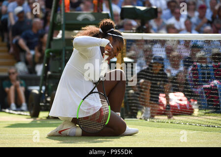 (180715) - LONDON, 15. Juli 2018 (Xinhua) - Serena Williams aus den Vereinigten Staaten reagiert während der Endrunde der Damen Singles gegen Angelique Kerber in Deutschland an der Wimbledon Championships 2018 in London, Großbritannien, am 14. Juli 2018. Serena Williams 0:2 verloren. (Xinhua / Stephen Chung) Stockfoto