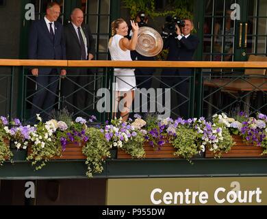 (180715) - LONDON, 15. Juli 2018 (Xinhua) - Angelique Kerber (3. L) in Deutschland hält die Trophäe, nachdem er die Endrunde der Ladies' Singles gegen Serena Williams aus den Vereinigten Staaten an der Wimbledon Championships 2018 in London, Großbritannien, am 14. Juli 2018. Angelique Kerber gewann 2-0, um den Titel zu behaupten. (Xinhua / Guo Qiuda) Stockfoto