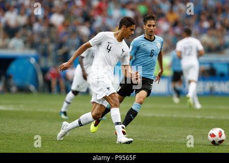 Nizhnij Novgord, Russland. 6. Juli, 2018. Raphael Varane (FRA) Fußball / Fussball: FIFA WM Russland 2018 Match zwischen Uruguay 0-2 Frankreich am Stadion in Nizhnij Nizhnij Novgord Novgord, Russland. Credit: MUTSU KAWAMORI/LBA/Alamy leben Nachrichten Stockfoto