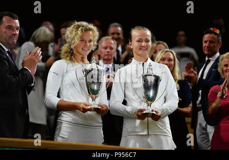 London, Großbritannien. 14. Juli 2018. Barbora Krejcikova (R) und Katerina Siniakova (L vorne) der Tschechischen Republik, zeigen ihre Trophäen der Meister der Damen Doppel an der Wimbledon Championships 2018 in London, Großbritannien, am 14. Juli 2018. Quelle: Guo Qiuda/Xinhua/Alamy leben Nachrichten Stockfoto