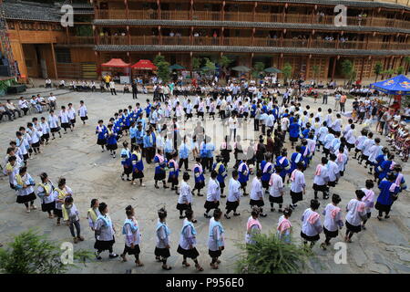 Rongjiang, Chinas Provinz Guizhou. 14. Juli 2018. Die Leute von Dong ethnische Gruppe tragen festliche Kostüme nehmen an einem Treffen in Leli Township von Rongjiang County, im Südwesten Chinas Provinz Guizhou, 14. Juli 2018. Die Menschen vor Ort aus verschiedenen Dörfern nehmen an der Versammlung Kommunikation und Freundschaft zu fördern. Credit: Yang Chengli/Xinhua/Alamy leben Nachrichten Stockfoto