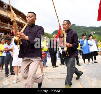 Rongjiang, Chinas Provinz Guizhou. 14. Juli 2018. Menschen spielen Die lusheng, ein Reed-pipe Wind instrument, das in einer Versammlung in Leli Township von Rongjiang County, im Südwesten Chinas Provinz Guizhou, 14. Juli 2018. Die Menschen vor Ort aus verschiedenen Dörfern nehmen an der Versammlung Kommunikation und Freundschaft zu fördern. Credit: Wang Bingzhen/Xinhua/Alamy leben Nachrichten Stockfoto