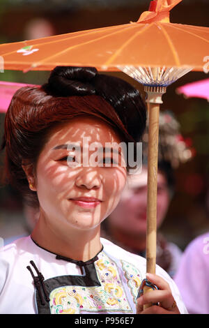 Rongjiang, Chinas Provinz Guizhou. 14. Juli 2018. Eine Frau von Dong ethnische Gruppe tragen festliche Kostüm nimmt teil an einer Parade in Leli Township von Rongjiang County, im Südwesten Chinas Provinz Guizhou, 14. Juli 2018. Die Menschen vor Ort aus verschiedenen Dörfern nehmen an der Versammlung Kommunikation und Freundschaft zu fördern. Credit: Xu Jimao/Xinhua/Alamy leben Nachrichten Stockfoto