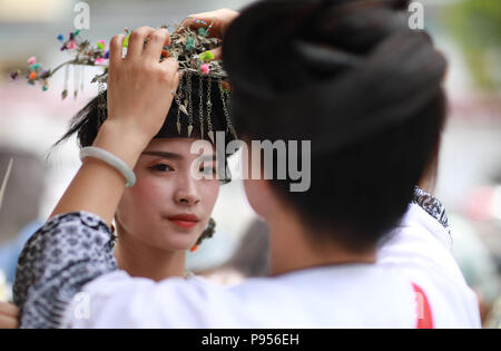 Rongjiang, Chinas Provinz Guizhou. 14. Juli 2018. Frauen von Dong ethnische Gruppe tragen festliche Kostüme Teil in einer Versammlung in Leli Township von Rongjiang County, im Südwesten Chinas Provinz Guizhou, 14. Juli 2018. Die Menschen vor Ort aus verschiedenen Dörfern nehmen an der Versammlung Kommunikation und Freundschaft zu fördern. Credit: Huang Xiaohai/Xinhua/Alamy leben Nachrichten Stockfoto