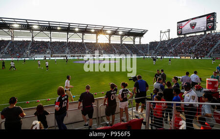 Washington DC, USA. 14. Juli 2018. Fans schauen Sie den Teams warm up vor dem Eröffnungs-MLS Fußball Match bei Audi Feld zwischen dem DC United und die Vancouver Whitecaps FC in Washington DC. Justin Cooper/CSM/Alamy leben Nachrichten Stockfoto