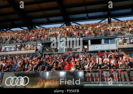Washington DC, USA. 14. Juli 2018. Fans schauen Sie den Teams warm up vor dem Eröffnungs-MLS Fußball Match bei Audi Feld zwischen dem DC United und die Vancouver Whitecaps FC in Washington DC. Justin Cooper/CSM/Alamy leben Nachrichten Stockfoto