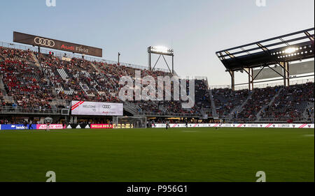 Washington DC, USA. 14. Juli 2018. Fans genießen das schöne Licht vor dem Eröffnungs-MLS Fußball Match bei Audi Feld zwischen dem DC United und die Vancouver Whitecaps FC in Washington DC. Justin Cooper/CSM/Alamy leben Nachrichten Stockfoto