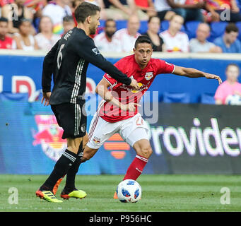 Harrison, NJ, USA. 14. Juli 2018. New York Red Bulls Mittelfeldspieler Sean Davis (27) hält sein Auge auf der Kugel während ein MLS-Spiel zwischen Sporting Kansas City und der New York Red Bulls in der Red Bull Arena in Harrison, NJ. Mike Langish/Cal Sport Media. Credit: Csm/Alamy leben Nachrichten Stockfoto