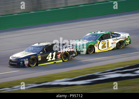 Sparta, Kentucky, USA. 14. Juli 2018. Kurt Busch (41) bringt seinen Rennwagen auf der Vorderseite Ausdehnung während der Quaker State 400 an der Kentucky Speedway in Sparta, Kentucky. Quelle: Chris Owens Asp Inc/ASP/ZUMA Draht/Alamy leben Nachrichten Stockfoto