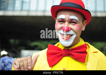 São Paulo, Brasilien. 15. Juli 2018. SAO PAULO SP, SP 15/07/2018 CLOWN FLASHMOB: Artisten und Clowns jubelten Fußgänger auf den Straßen von Paulista Avenue in SÃ £ o Paulo. Die Aktion steht unter dem Motto Lachen ist die beste Medizin. Credit: Cris Fafa/ZUMA Draht/Alamy leben Nachrichten Stockfoto