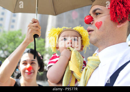 São Paulo, Brasilien. 15. Juli 2018. SAO PAULO SP, SP 15/07/2018 CLOWN FLASHMOB: Artisten und Clowns jubelten Fußgänger auf den Straßen von Paulista Avenue in SÃ £ o Paulo. Die Aktion steht unter dem Motto Lachen ist die beste Medizin. Credit: Cris Fafa/ZUMA Draht/Alamy leben Nachrichten Stockfoto