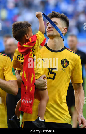 St. Petersburg, Russland. 14. Juli 2018. Sohn von Thomas MEUNIER (BEL) griffen seine Medaille. Preisverleihung, Belgien (BEL) - England (ENG) 2-0, Spiel 63, gleiches für Platz 3, Auf 07/14/in Sankt Petersburg, Arena Saint Petersburg, Fußball-WM 2018 2018 in Russland vom 14.06. - 15.07.2018. | Verwendung der weltweiten Kredit: dpa/Alamy leben Nachrichten Stockfoto