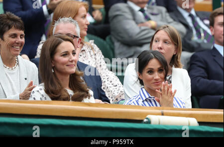 London, Großbritannien. 14. Juli 2018. Kate (Catherine Middleton) Herzogin von Cambridge und Meghan Markle, Herzogin von Sussex. Meine Damen Finale Tag, Tag 12 Wimbledon Tennis Die Meisterschaften, Wimbledon, London, am 14. Juli 2018. Credit: Paul Marriott/Alamy leben Nachrichten Stockfoto