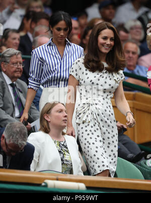 London, Großbritannien. 14. Juli 2018. Kate (Catherine Middleton) Herzogin von Cambridge und Meghan Markle, Herzogin von Sussex. Meine Damen Finale Tag, Tag 12 Wimbledon Tennis Die Meisterschaften, Wimbledon, London, am 14. Juli 2018. Credit: Paul Marriott/Alamy leben Nachrichten Stockfoto