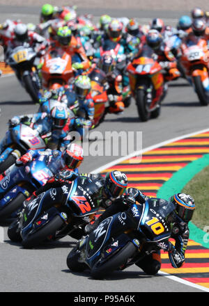 Hohenstein-Ernstthal, Deutschland. Am 15. Juli 2018. Deutschen Motorrad Grand Prix am Sachsenring Moto2: Luca Marini (10) von Italien führt nach dem Start auf seinem KALEX vor seinem Landsmann Francesco Bagnaia (auch auf einem KALEX). Kredite: Jan Woitas/dpa-Zentralbild/dpa/Alamy leben Nachrichten Stockfoto