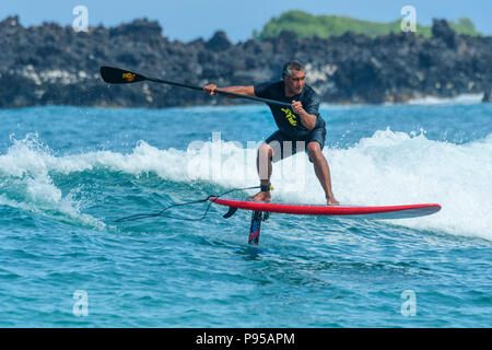 South Pacific, USA, Hawaii, Hawaii, Insel, Big Island, Mann auf paddle Board surfen Stockfoto