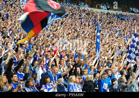 Deutschland, Nordrhein-Westfalen - Fußball-Fans des FC Schalke 04 in der Veltins Arena Stockfoto