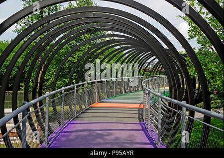 Deutschland, Nordrhein-Westfalen - Rehberger Brücke Slinky Federn zum Ruhm in Oberhausen. Stockfoto