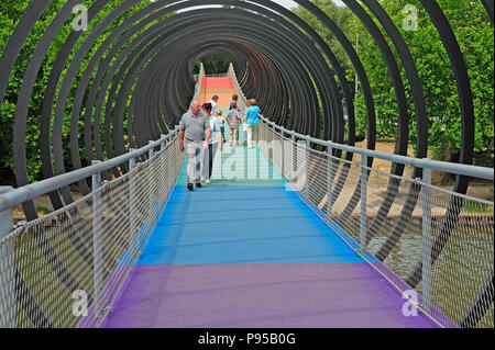 Deutschland, Nordrhein-Westfalen - Rehberger Brücke Slinky Federn zum Ruhm in Oberhausen. Stockfoto