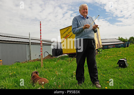 Deutschland, Nordrhein-Westfalen Rutengaenger auf einem Bauernhof Stockfoto