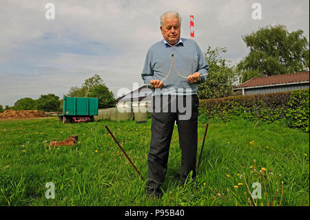 Deutschland, Nordrhein-Westfalen Rutengaenger auf einem Bauernhof Stockfoto