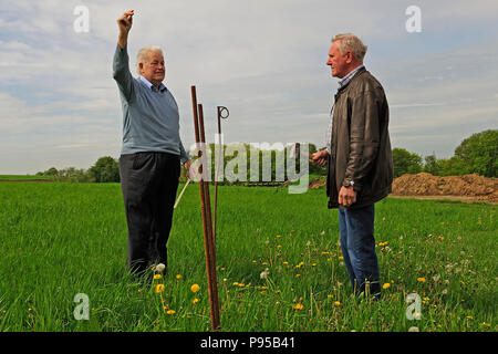 Deutschland, Nordrhein-Westfalen Rutengaenger auf einem Bauernhof Stockfoto