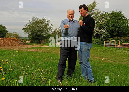 Deutschland, Nordrhein-Westfalen Rutengaenger auf einem Bauernhof Stockfoto