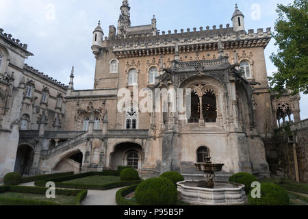 Äußere hintere Ansicht von Bussaco Palace Hotel mit gotisch manuelinische Architektur. Stockfoto