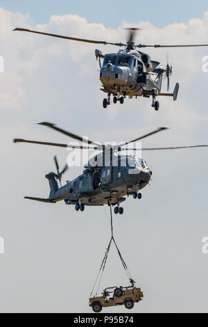 Wildkatze und Merlin Hubschrauber im Rahmen der Commando Angriff an yeovilton Air Tag, RNAS Yeovilton, UK am 7. Juli 2018. Stockfoto