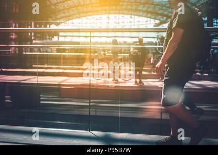 Travel Concept, Personen mit Gepäck zu Fuß auf Bahnsteig Stockfoto