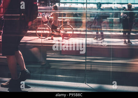 Travel Concept, Personen mit Gepäck zu Fuß auf Bahnsteig Stockfoto