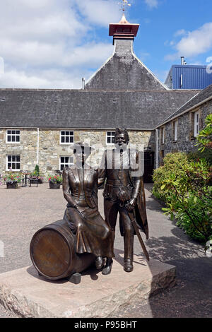 Whisky Glenfiddich Distillery in Dufftown Moray in Schottland mit Statue von William und Elisabeth gewähren, Gründer der Brennerei Stockfoto