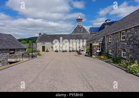 Whisky Glenfiddich Distillery in Dufftown Moray in Schottland mit Statue von William und Elisabeth gewähren, Gründer der Brennerei Stockfoto