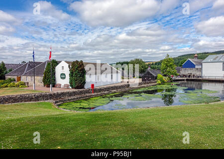 Eingang Blick von Glenfiddich Whisky Distillery in Dufftown Moray in Schottland mit Kühlwasser Teich vor. Stockfoto