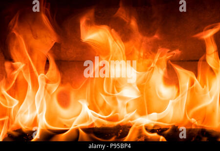 Entspannende Feuer in einem geschlossenen Kamin Stockfoto