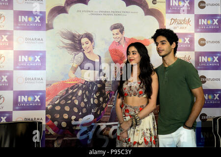 Kolkata, Indien. 13. Juli 2018. Schauspieler Ishaan Khattar (links) und Schauspielerin Jhanvi Kapoor (rechts) Nehmen Sie teil an einer Werbeaktion Ereignis für ihre bevorstehenden Film "hadak' an Inox. Credit: Saikat Paul/Pacific Press/Alamy leben Nachrichten Stockfoto