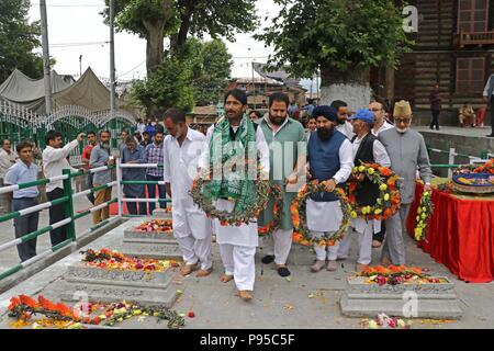 Indien. 13. Juli 2018. Jammu und Kaschmir Pradesh Congress Committee (JKPCC) G.A. Mir, legt einen Kranz am Grab auf dem Friedhof der Märtyrer in Srinagar, Indisch kontrollierten Teil Kaschmirs, Freitag, den 13. Juli 2018. Juli 13 ist als Märtyrer' Tag in Erinnerung an den Tag beobachtet, wenn die Region s Hinduistische König bestellt mehr als 20 kaschmirische Muslime in einem Angebot, einem Aufstand 1931, ausgeführt. Jedes Jahr wird die lokale Regierung in der Region beobachtet den Tag diese Märtyrer von ihren Friedhof besuchen und Festlegung Blumenkranz auf ihre Gräber Credit: Umer Asif/Pacific Press/Alamy Leben Nachrichten erinnern Stockfoto