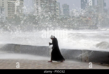 Mumbai, Indien. 13. Juli 2018. Eine Indische muslimische Frau genießt Flut in Mumbai, Maharashtra, Indien Quelle: Indranil Aditya/Pacific Press/Alamy leben Nachrichten Stockfoto