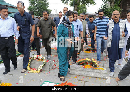 Indien. 13. Juli 2018. Jammu und Kaschmir förmliche Chief Minister Mehbooba Mufti, auf dem Friedhof der Märtyrer in Srinagar, Indisch kontrollierten Teil Kaschmirs, Freitag, den 13. Juli 2018. Juli 13 ist als Märtyrer' Tag in Erinnerung an den Tag beobachtet, wenn die Region s Hinduistische König bestellt mehr als 20 kaschmirische Muslime in einem Angebot, einem Aufstand 1931, ausgeführt. Jedes Jahr wird die lokale Regierung in der Region beobachtet den Tag diese Märtyrer von ihren Friedhof besuchen und Festlegung Blumenkranz auf ihre Gräber Credit: Umer Asif/Pacific Press/Alamy Leben Nachrichten erinnern Stockfoto