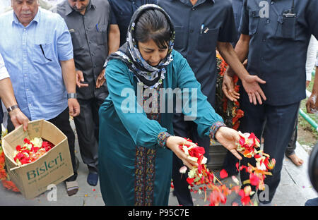 Indien. 13. Juli 2018. Jammu und Kaschmir förmliche Chief Minister Mehbooba Mufti, legt einen Kranz am Grab auf dem Friedhof der Märtyrer in Srinagar, Indisch kontrollierten Teil Kaschmirs, Freitag, den 13. Juli 2018. Juli 13 ist als Märtyrer' Tag in Erinnerung an den Tag beobachtet, wenn die Region s Hinduistische König bestellt mehr als 20 kaschmirische Muslime in einem Angebot, einem Aufstand 1931, ausgeführt. Jedes Jahr wird die lokale Regierung in der Region beobachtet den Tag diese Märtyrer von ihren Friedhof besuchen und Festlegung Blumenkranz auf ihre Gräber Credit: Umer Asif/Pacific Press/Alamy Leben Nachrichten erinnern Stockfoto