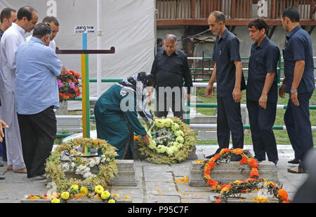 Indien. 13. Juli 2018. Jammu und Kaschmir förmliche Chief Minister Mehbooba Mufti, legt einen Kranz am Grab auf dem Friedhof der Märtyrer in Srinagar, Indisch kontrollierten Teil Kaschmirs, Freitag, den 13. Juli 2018. Juli 13 ist als Märtyrer' Tag in Erinnerung an den Tag beobachtet, wenn die Region s Hinduistische König bestellt mehr als 20 kaschmirische Muslime in einem Angebot, einem Aufstand 1931, ausgeführt. Jedes Jahr wird die lokale Regierung in der Region beobachtet den Tag diese Märtyrer von ihren Friedhof besuchen und Festlegung Blumenkranz auf ihre Gräber Credit: Umer Asif/Pacific Press/Alamy Leben Nachrichten erinnern Stockfoto