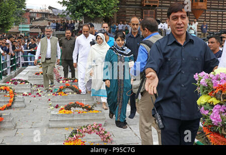 Indien. 13. Juli 2018. Jammu und Kaschmir förmliche Chief Minister Mehbooba Mufti, auf dem Friedhof der Märtyrer in Srinagar, Indisch kontrollierten Teil Kaschmirs, Freitag, den 13. Juli 2018. Juli 13 ist als Märtyrer' Tag in Erinnerung an den Tag beobachtet, wenn die Region s Hinduistische König bestellt mehr als 20 kaschmirische Muslime in einem Angebot, einem Aufstand 1931, ausgeführt. Jedes Jahr wird die lokale Regierung in der Region beobachtet den Tag diese Märtyrer von ihren Friedhof besuchen und Festlegung Blumenkranz auf ihre Gräber Credit: Umer Asif/Pacific Press/Alamy Leben Nachrichten erinnern Stockfoto