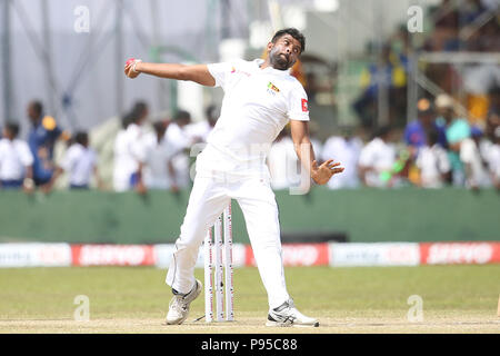 Sri Lanka. 14. Juli 2018. Sri Lanka's Dilruwan Perera Kugel während der dritte Tag der öffnung Test Match zwischen Sri Lanka und Südafrika an der Galle International Cricket Stadion in Galle am Juli 13, 2018 Credit: Lahiru hat Harshana/Pacific Press/Alamy leben Nachrichten Stockfoto