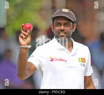 Sri Lanka. 14. Juli 2018. Sri Lanka's Dilruwan Perera zeigt die Kugel, die er feiert, Nehmen sechs Wickets nach dem Sieg in der öffnung Test Match zwischen Sri Lanka und Südafrika an der Galle International Cricket Stadion in Galle am 14. Juli 2018. Credit: Lahiru hat Harshana/Pacific Press/Alamy leben Nachrichten Stockfoto