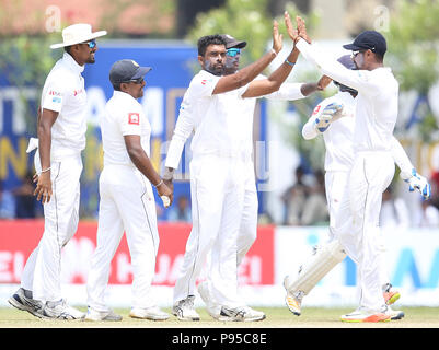 Sri Lanka. 14. Juli 2018. Sri Lanka's Dilruwan Perera (L3) feiert, nachdem er Wiket während des dritten Tag der öffnung Test Match zwischen Sri Lanka und Südafrika an der Galle International Cricket Stadion in Galle am 14. Juli 2018 abgewiesen. Credit: Lahiru hat Harshana/Pacific Press/Alamy leben Nachrichten Stockfoto