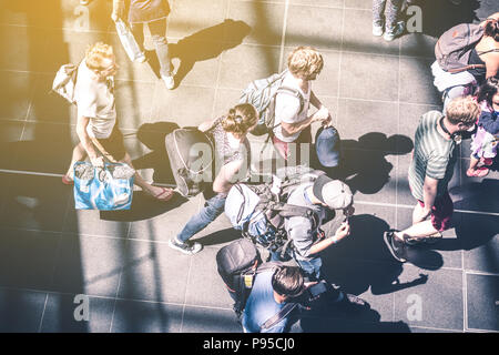 Personen mit Gepäck am Bahnhof - Konzept Stockfoto