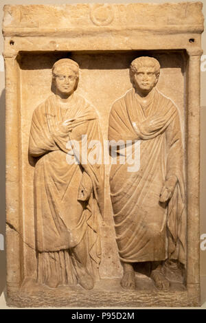 Grab Stele, Herculaneum Frau und Mann mit Blättern, Pentelic Marmor, gefunden in Attika, Naiskos mit Säulen, Gallienus, 261-268 AD. Stockfoto